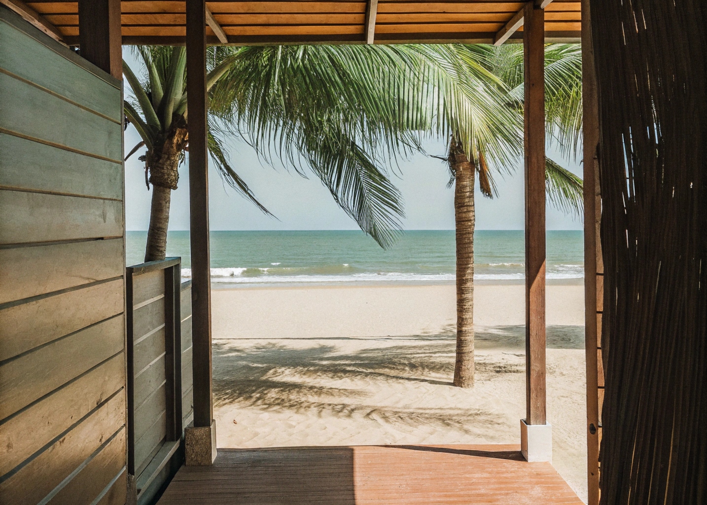 Vista dal lido sulla spiaggia di San Lorenzo con palme e mare turchese