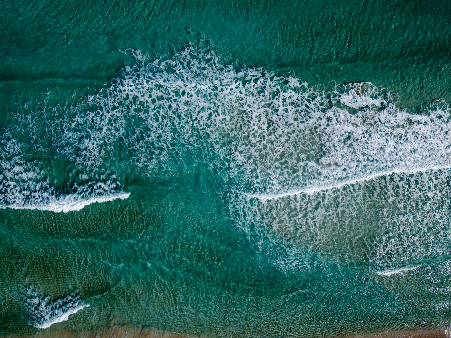 Onde del mare alla spiaggia di San Lorenzo a Noto, Sicilia - dove dormire vicino al mare