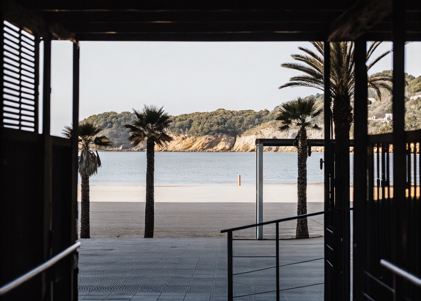 Stabilimento balneare San Lorenzo con vista panoramica sulla baia e palme
