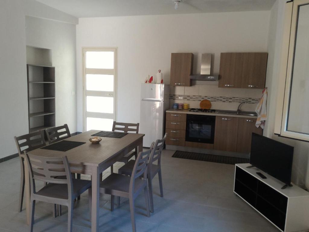 Villa Leuka San Lorenzo: cucina e soggiorno dell'alloggio vicino alla spiaggia di Noto